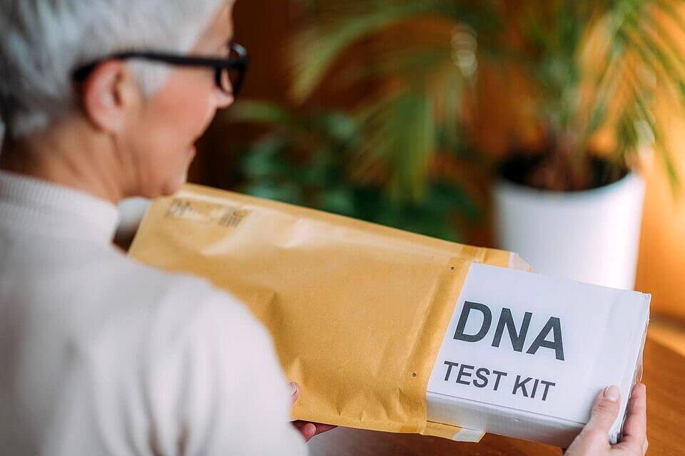 Ältere Frau macht DNA-Test